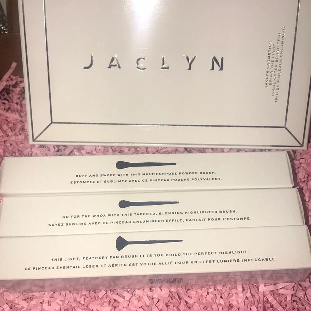 🆕🌿JACLYN COSMETICS: J02 Accent Light Highlighter Brush